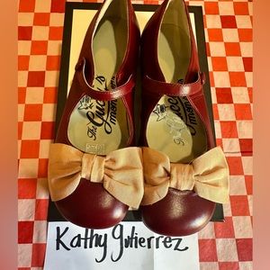 Gucci Leather Amaranth child size 32